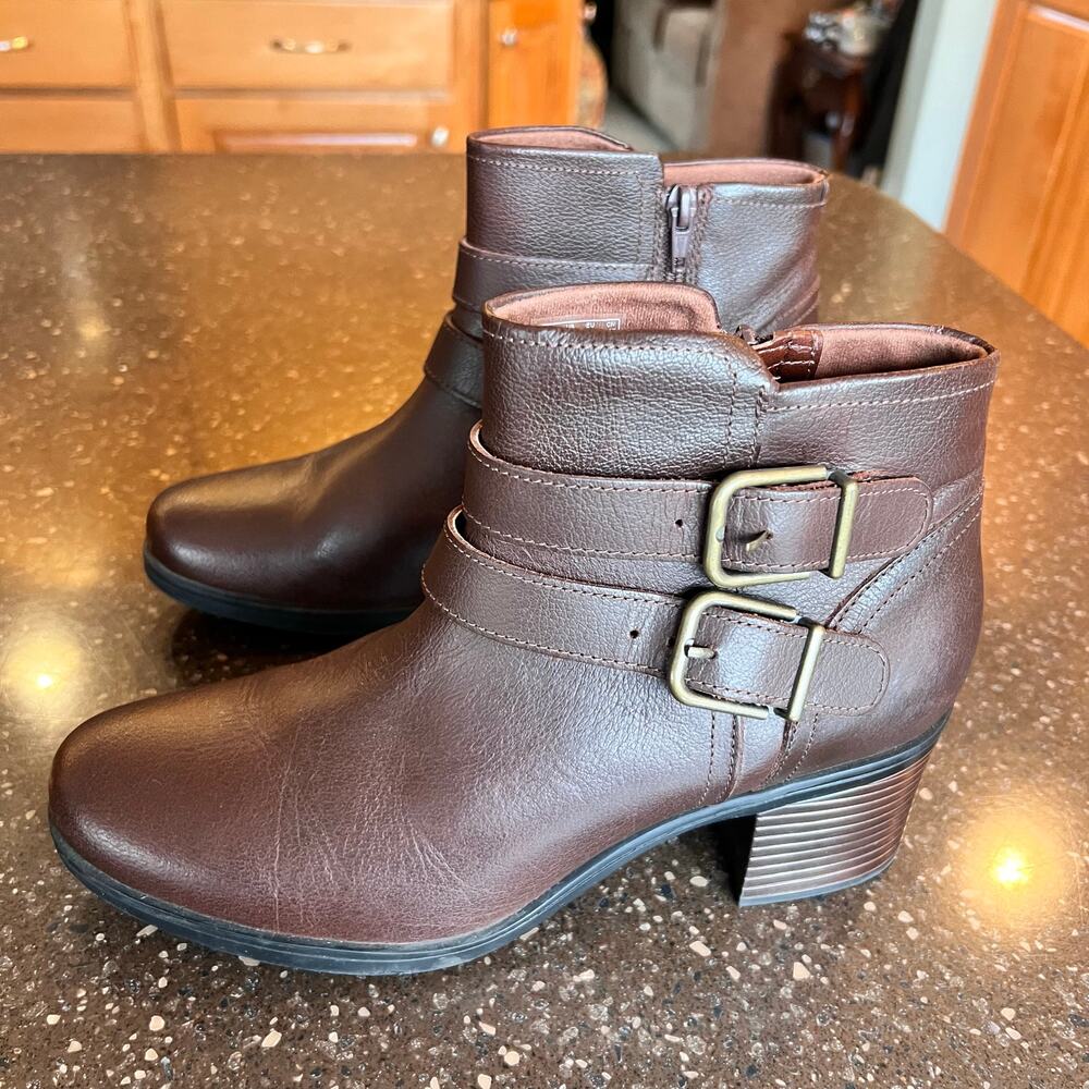 Clarks Women's Hollis Pearl Fashion Boot Brown Leather